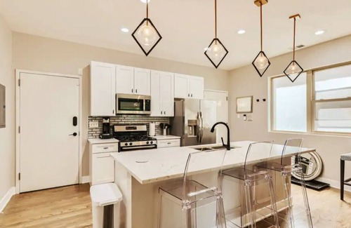 Woodlawn Hôtel | University of Chicago Condo-Upgraded and Spacious w/Parking