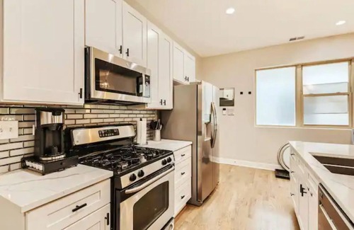 Woodlawn Hôtel | University of Chicago Condo-Upgraded and Spacious w/Parking