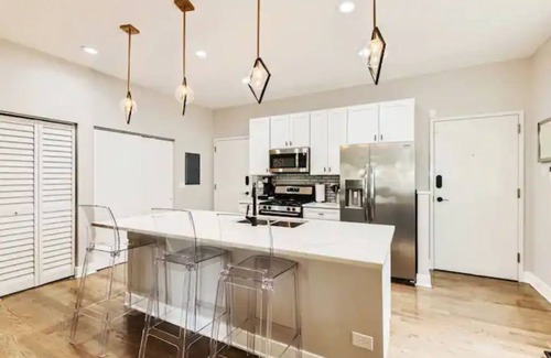 Woodlawn Hôtel | University of Chicago Condo-Upgraded and Spacious w/Parking