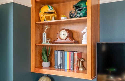 Southeast Eugene Maison | 🦆 University St. treehouse nestled in the hills pays homage to academia.