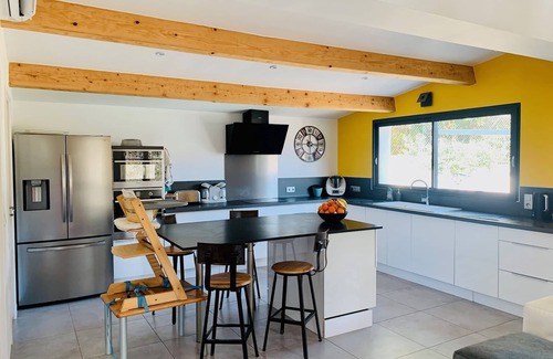 Caremeau Maison | Villa sans vis-à-vis piscine cuisine d'été salle de sport