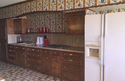 Oakwood Maison | Desenchúfelo en una casa de la década de los 70's de 4BR-3BA 5400 pies cuadrados en un rancho de ganado en funcionamiento