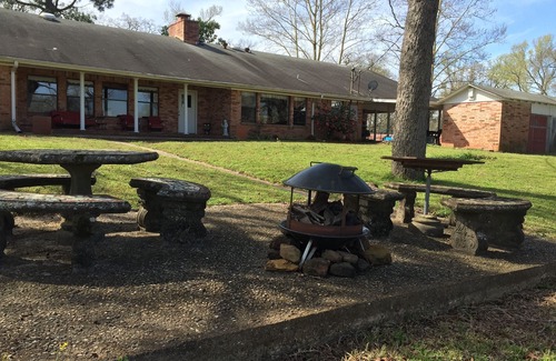 Oakwood Maison | Desenchúfelo en una casa de la década de los 70's de 4BR-3BA 5400 pies cuadrados en un rancho de ganado en funcionamiento
