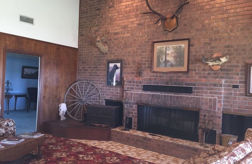 Oakwood Maison | Desenchúfelo en una casa de la década de los 70's de 4BR-3BA 5400 pies cuadrados en un rancho de ganado en funcionamiento