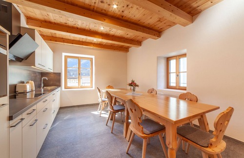 Laces Maison | Unterlanpacher Historic Refugium" avec vue sur les montagnes, jardin et terrasse.