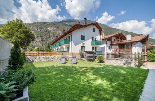 Laces Maison | Unterlanpacher Historic Refugium" avec vue sur les montagnes, jardin et terrasse.