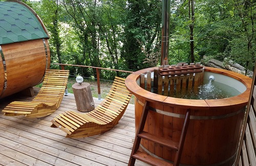 Monclar-de-Quercy Cabine | Hebergement insolite : Fût avec salle d'eau, terrasse et bain Nordique privé