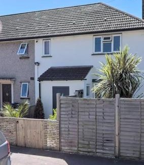 Barking Maison | Unwind 2Bed with Garden, Sauna and Hot Tub