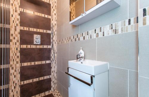 Barking Maison | Unwind 2Bed with Garden, Sauna and Hot Tub