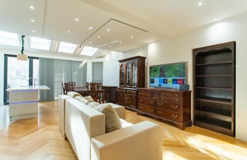 Barking Maison | Unwind 2Bed with Garden, Sauna and Hot Tub