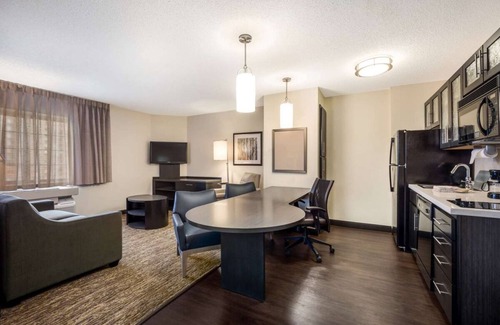 Nassau Bay Hôtel | Unwind and Discover Houston! Two 1BR Pet-Friendly Suites With Kitchen!