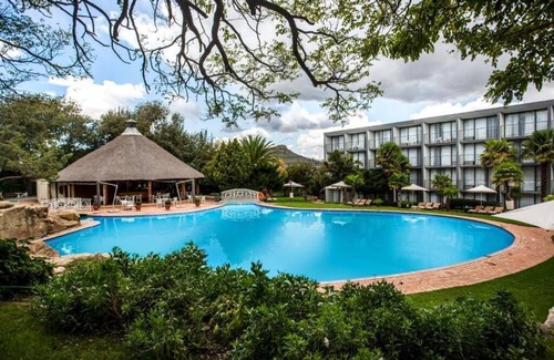 Maseru Appartement | Unwind and Relax in Maseru! Garden View, Outdoor Swimming Pool, Free Parking!