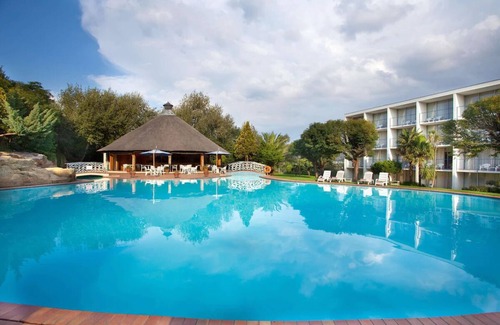 Maseru Appartement | Unwind and Relax in Maseru! Garden View, Outdoor Swimming Pool, Free Parking!