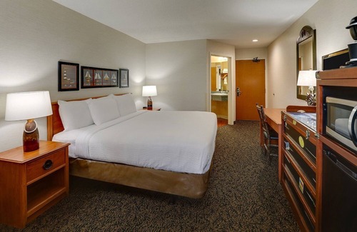 Peoria Hôtel | Unwind at a Riverside Locale: Panoramic Views, Craft Brews & Hot Breakfast