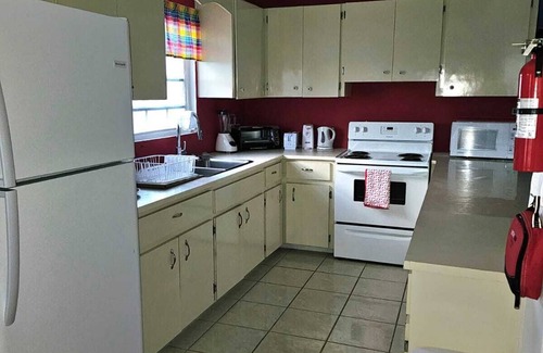 Estate Strawberry Hill Maison | Unwind at this peaceful, centrally located, 2 bed/2 bath tropical oasis.