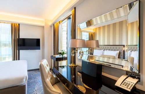 Portsoken Hôtel | Unwind in Central London! Ancient City Wall Views—Minutes to Tower Bridge