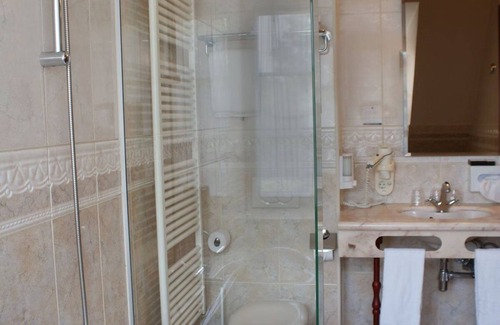 Sluis Hôtel | Unwind in Room Near Scenic Het Zwin for Adventure Lovers - 4 Units
