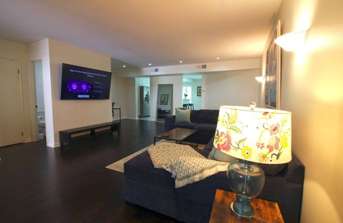 Woodland Hills Copropriété | Unwind in Style, Modern, Secure & Centrally Located