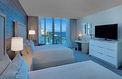 Central Beach Hôtel | Unwind in Style: Ocean View Balcony, Pool, Close to Beach & Las Olas Boulevard