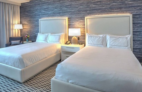 Central Beach Hôtel | Unwind in Style: Ocean View Balcony, Pool, Close to Beach & Las Olas Boulevard