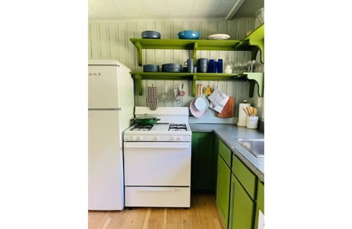 Clarkston Cabine | Up North feel in Clarkston, Lake cabin with kayaks