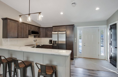 Cumberland Copropriété | Up North Living! Fully renovated one-level living home in wooded lot near lake.