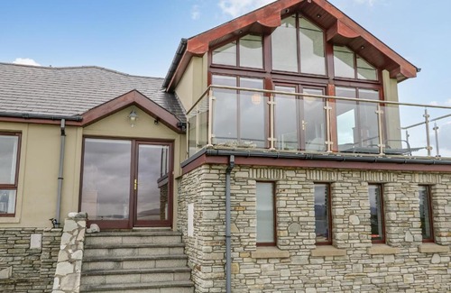 Downings Maison | Up The Hill