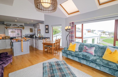 Downings Maison | Up The Hill