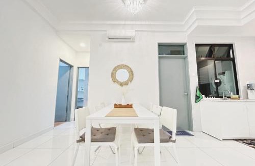 Taman Bukit Mewah Appartement | Up to 6 Pax, Next to Paradigm mall JB with Big Patio & Pool Access