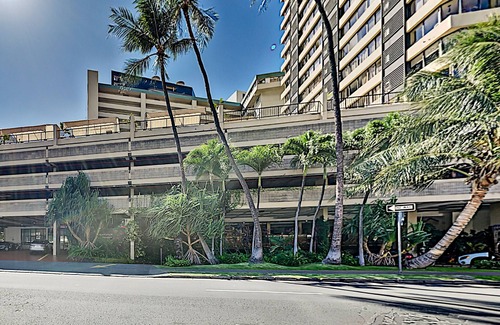 McCully - Moiliili Copropriété | Upbeat Hawaiian Monarch Studio | Pool + Gym