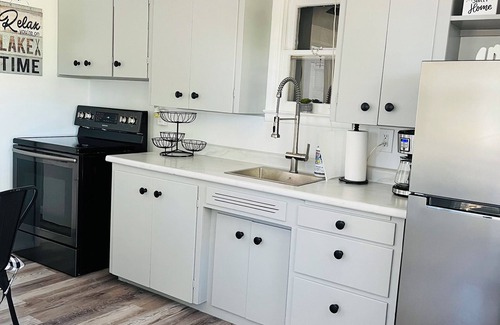 Houghton Lake Cottage | Updated 1-bed Cottage 3 doors from Houghton Lake w/WiFi and next to Golf course
