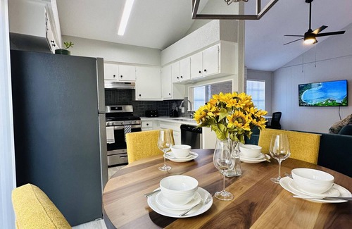 Austin Maison | Updated 2/2 East Central Austin. Also short term monthly for less.