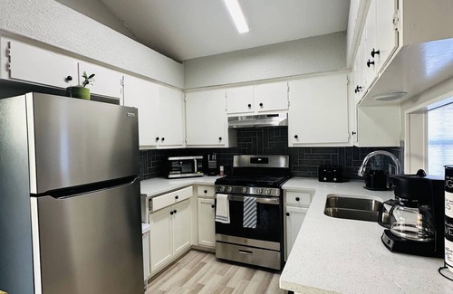 Austin Maison | Updated 2/2 East Central Austin. Also short term monthly for less.