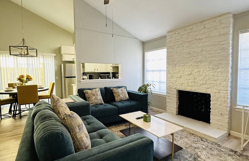 Austin Maison | Updated 2/2 East Central Austin. Also short term monthly for less.