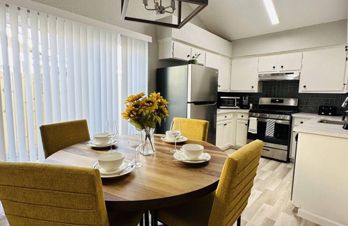 Austin Maison | Updated 2/2 East Central Austin. Also short term monthly for less.