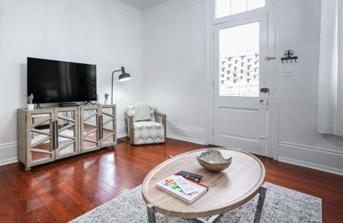 French Quarter Appartement | Updated Bourbon Street Condo with Smart TVs!