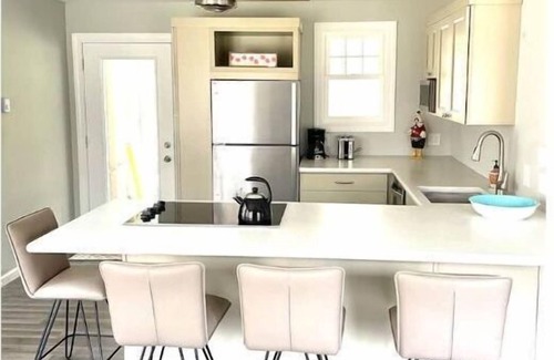Lakeside Maison | Updated, bright, and peaceful cottage in Lakeside