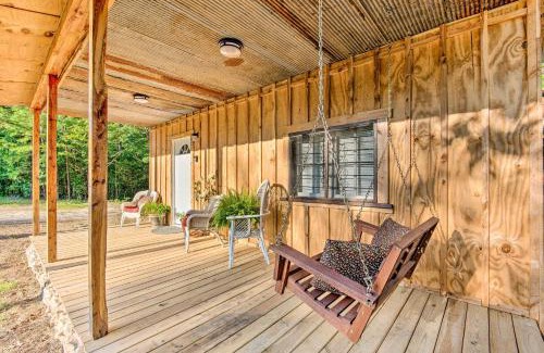 Hatton Maison | Updated Cabin with Porch, Mins to Cossatot River