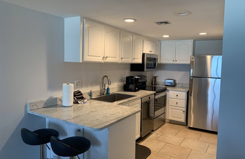 Sunnyside Copropriété | Updated Condo in Midrise Building. Directly On Beach. Beautiful View!
