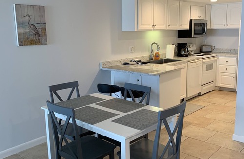 Sunnyside Copropriété | Updated Condo in Midrise Building. Directly On Beach. Beautiful View!