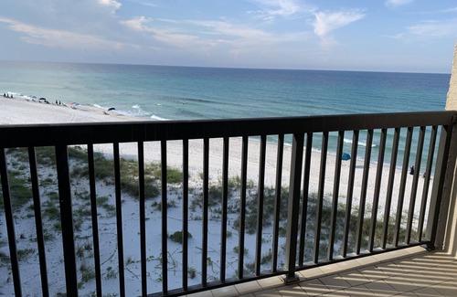 Sunnyside Copropriété | Updated Condo in Midrise Building. Directly On Beach. Beautiful View!