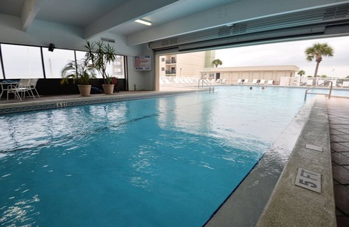 Sunnyside Copropriété | Updated Condo in Midrise Building. Directly On Beach. Beautiful View!