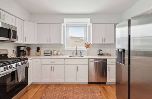 Manayunk Maison | Updated Corner Rowhome with Parking, Sleeps 8