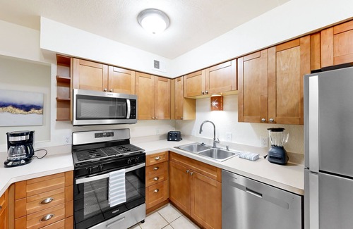 Barton Hills Maison | Updated dog-friendly duplex with sunroom, grill, central AC, streaming, and W/D