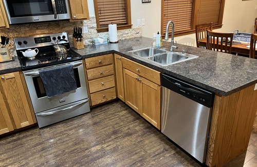 Lynden Maison | Updated duplex on quiet street close to dining, shopping, hospitals & mountains,
