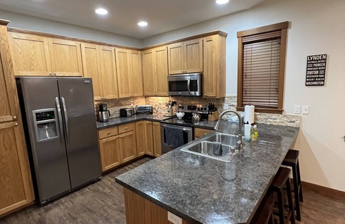 Lynden Maison | Updated duplex on quiet street close to dining, shopping, hospitals & mountains,