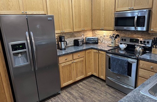 Lynden Maison | Updated duplex on quiet street close to dining, shopping, hospitals & mountains,