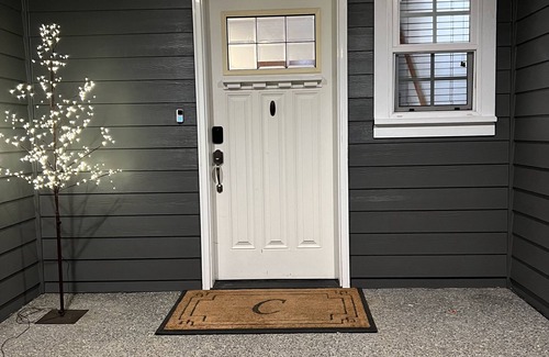 Lynden Maison | Updated duplex on quiet street close to dining, shopping, hospitals & mountains,