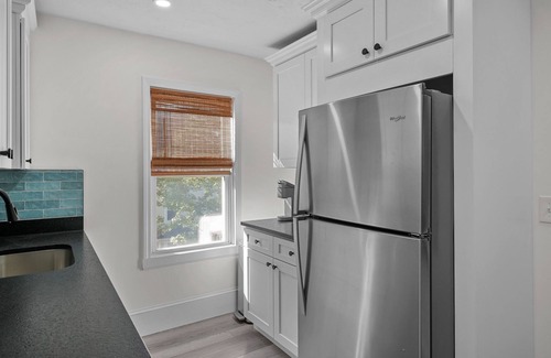 Warren Maison | Updated, Historic District, Walk to Waterfront. Pet-Friendly! Sleeps 12
