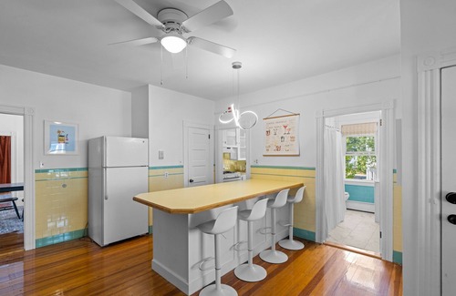Warren Maison | Updated, Historic District, Walk to Waterfront. Pet-Friendly! Sleeps 12